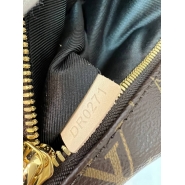 Сумка Louis Vuitton Bumbag из классической канвы Monogram с кожаной нашивкой